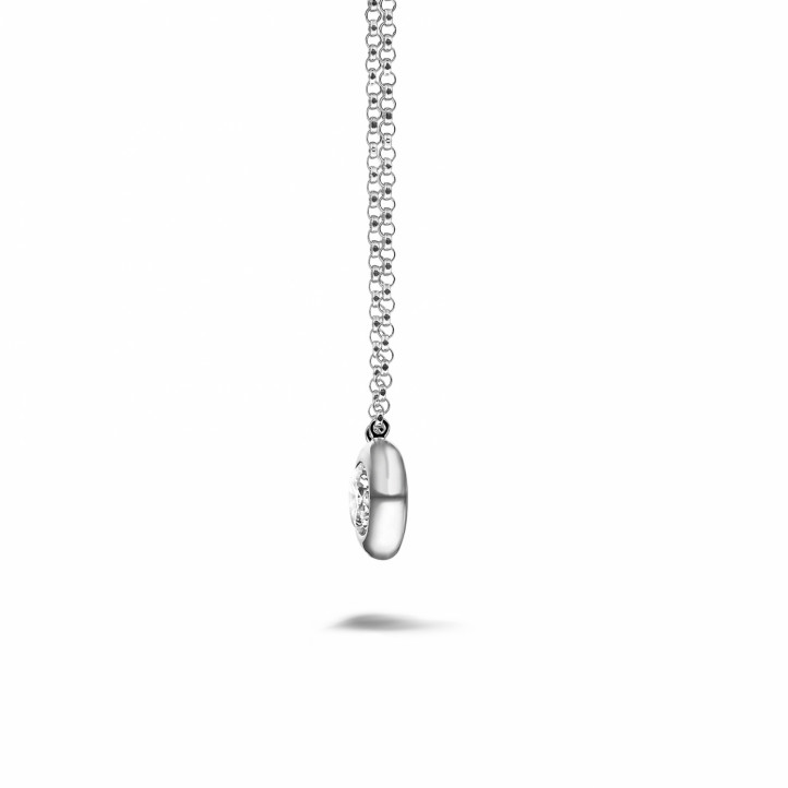 0.70 carat pendentif satellite en platine et diamant