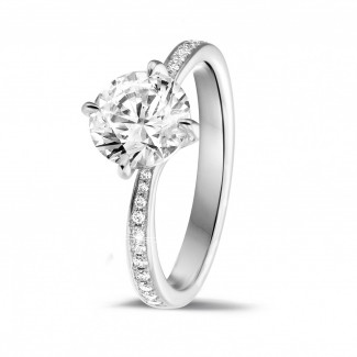 1.50 carats bague diamant en platine avec diamants sur les côtés