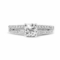 0.70 carat bague solitaire en platine avec diamants sur le côté