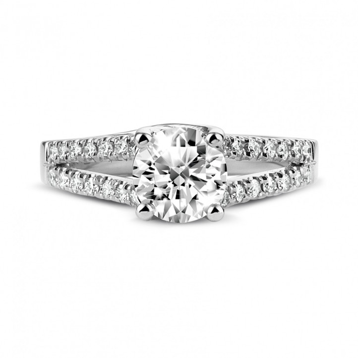 1.00 carat bague solitaire en or blanc avec diamants sur le côté