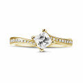 0.50 carat bague solitaire en or jaune avec diamant princesse et diamants sur le côté