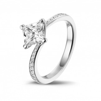 Fiançailles - 1.00 carat bague solitaire en or blanc avec diamant princesse et diamants sur le côté