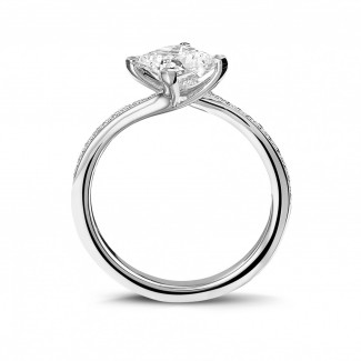 Fiançailles - 1.00 carat bague solitaire en or blanc avec diamant princesse et diamants sur le côté