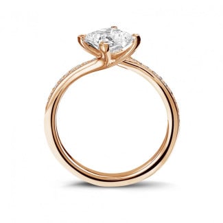 Fiançailles - 1.00 carat bague solitaire en or rouge avec diamant princesse et diamants sur le côté