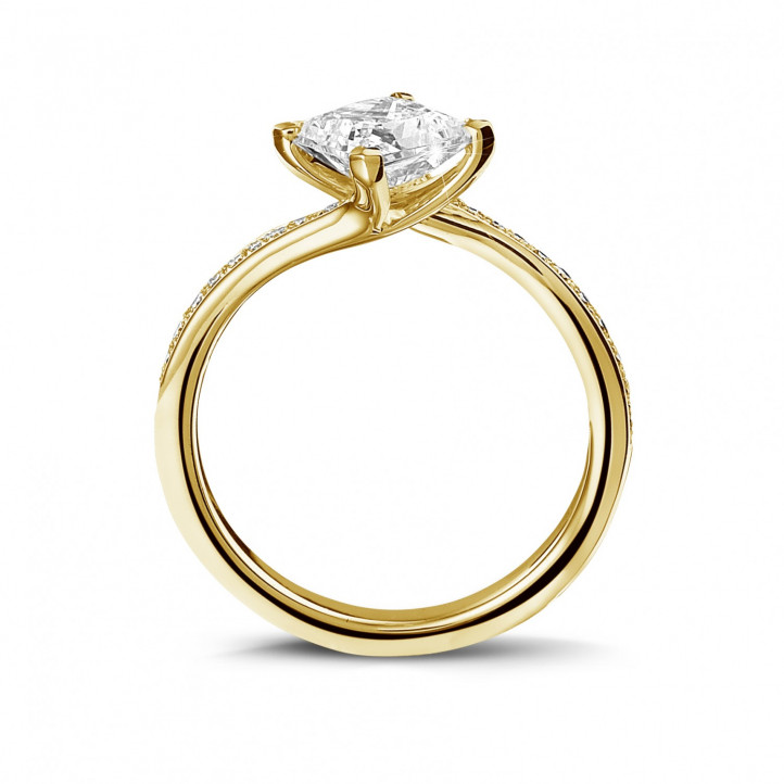 1.00 carat bague solitaire en or jaune avec diamant princesse et diamants sur le côté