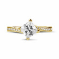 1.00 carat bague solitaire en or jaune avec diamant princesse et diamants sur le côté