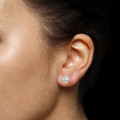 1.75 carat boucles d’oreilles entourage en or jaune avec diamants ovales et ronds