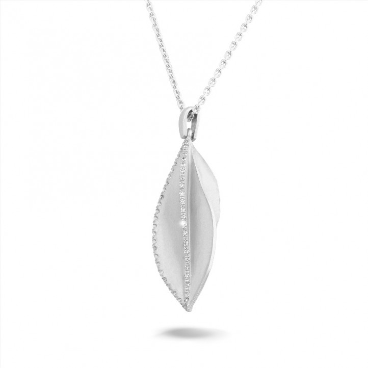 0.25 carat collier pendentif design en or blanc avec diamants