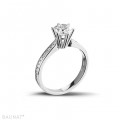 1.00 carats bague solitaire diamant en or blanc avec diamants sur les côtés