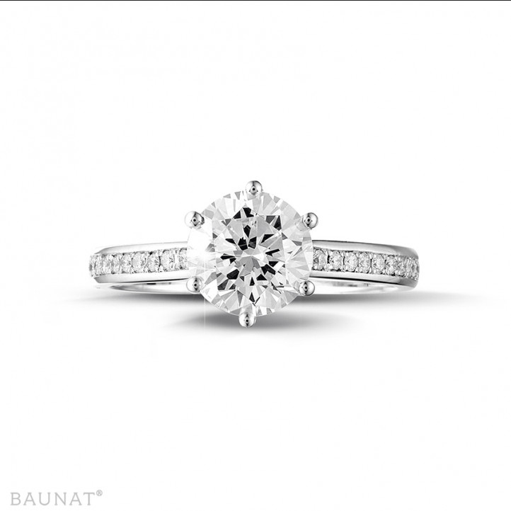 1.50 carats bague solitaire diamant en or blanc avec diamants sur les côtés