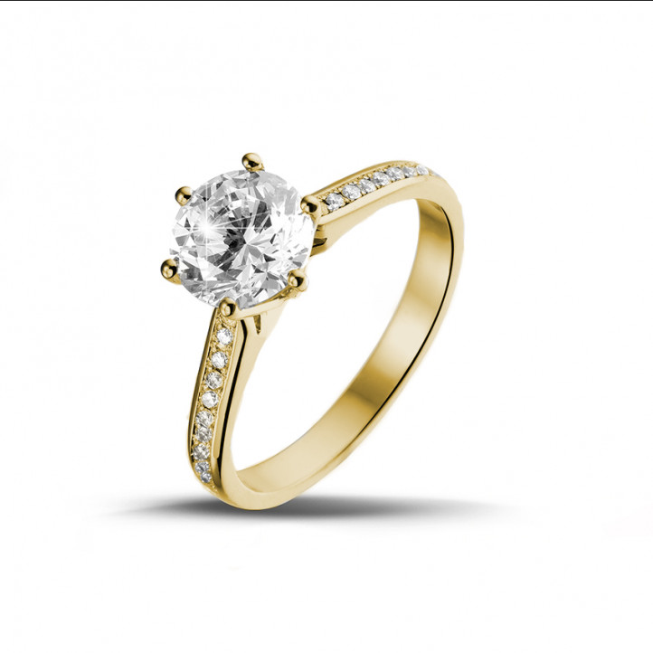 1.50 carats bague diamant solitaire en or jaune avec diamants sur les côtés