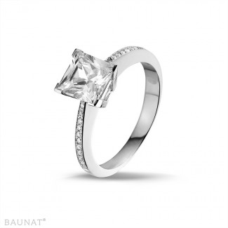 2.00 carat bague solitaire en or blanc avec diamant princesse et diamants sur les côtés