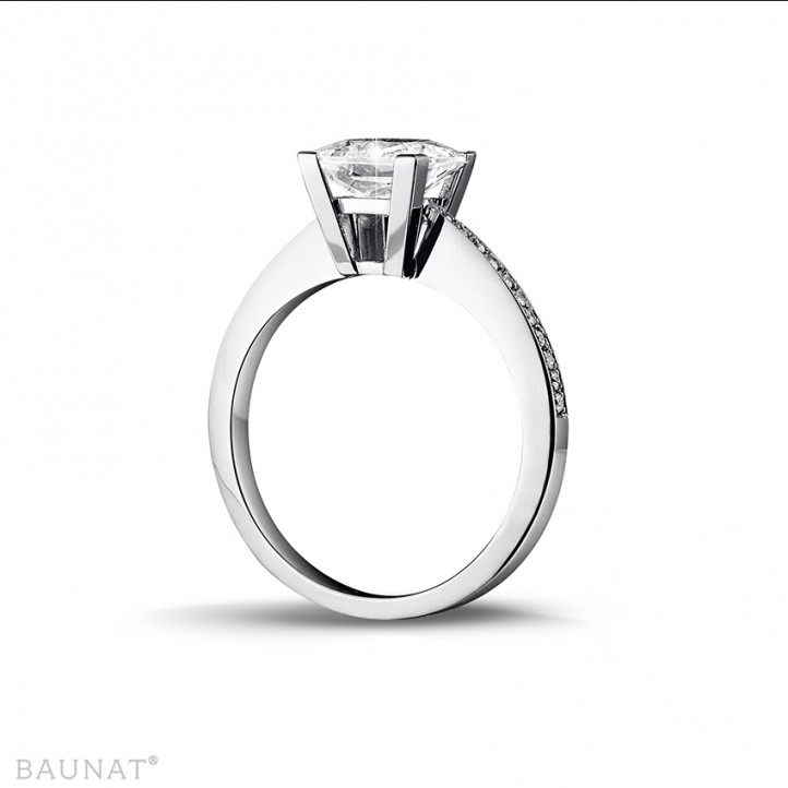 2.00 carat bague solitaire en or blanc avec diamant princesse et diamants sur les côtés
