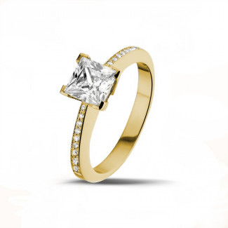 1.50 carat bague solitaire en or jaune avec diamant princesse et diamants sur les côtés