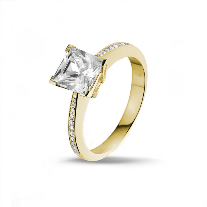 2.00 carat bague solitaire en or jaune avec diamant princesse et diamants sur les côtés