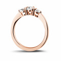 0.67 carat bague trilogie en or rouge et diamants ronds