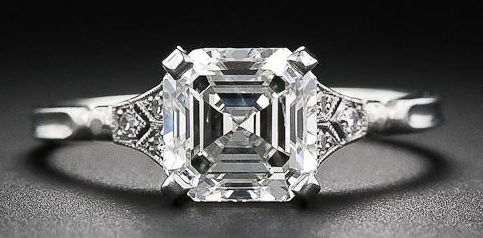 Une bague solitaire: choisissez un diamant de taille Asscher