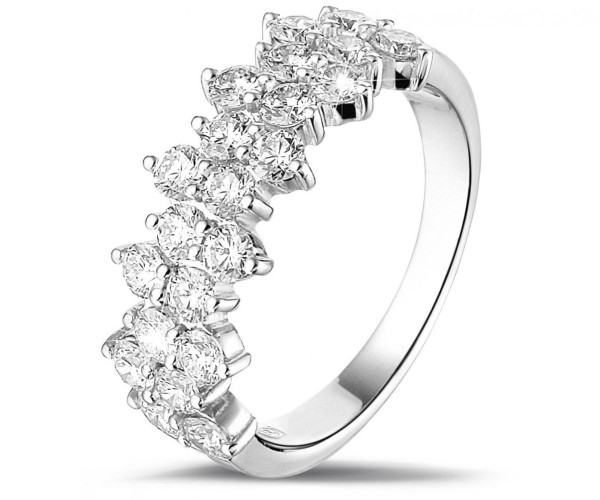 La bague de fiançailles en diamant pour les célibataires