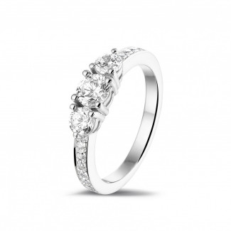 Fiançailles - 1.10 carat bague trilogie en or blanc avec diamants sur les côtés