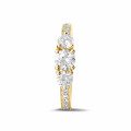1.10 carat bague trilogie en or jaune avec diamants sur les côtés