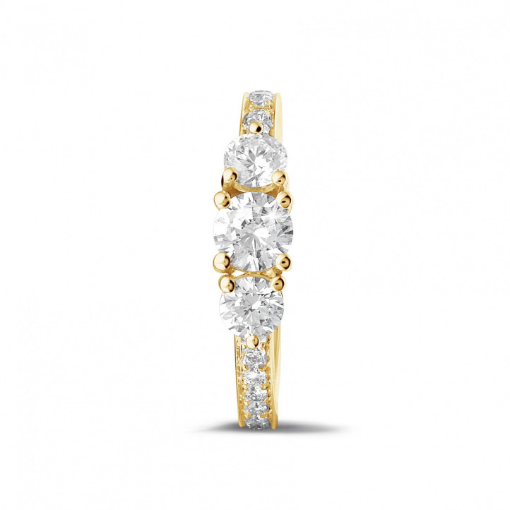 1.10 carat bague trilogie en or jaune avec diamants sur les côtés