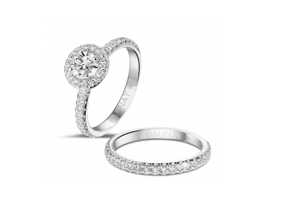 La bague de fiançailles contre l'alliance