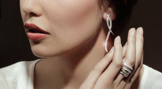 Comment choisir et bien porter une parure de bijoux ?