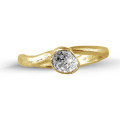 0.12 carat bague design en or jaune et diamants