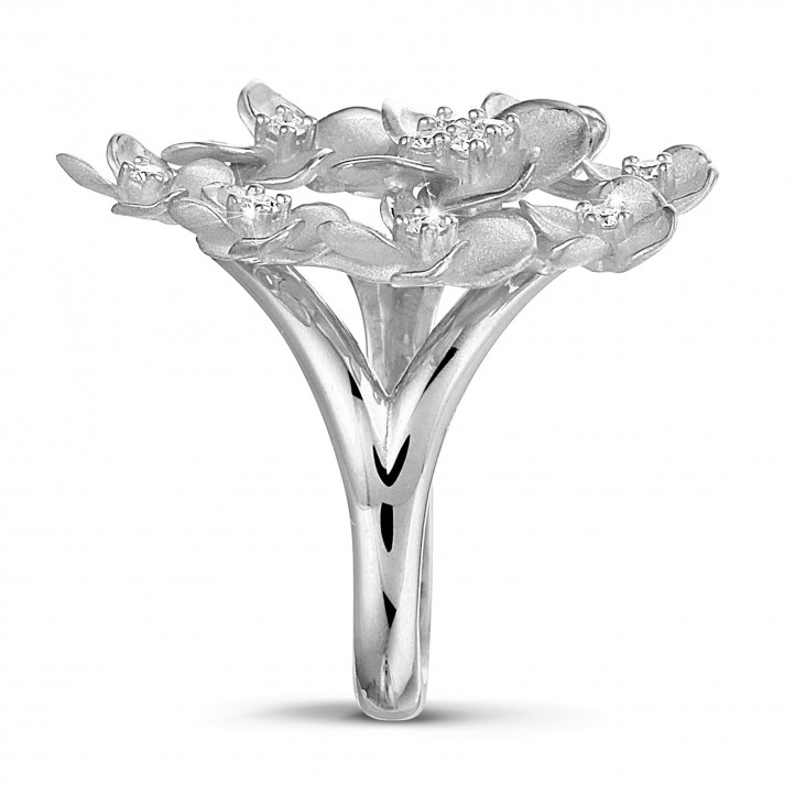 0.30 carats bague design fleurs en or blanc avec diamants