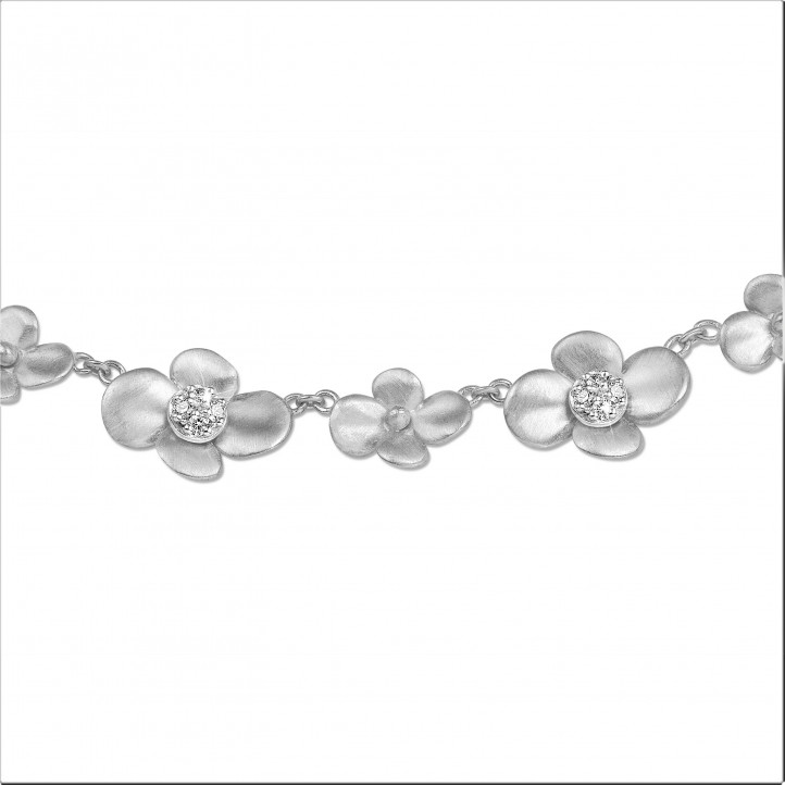 0.45 carats collier design fleurs en or blanc avec diamants