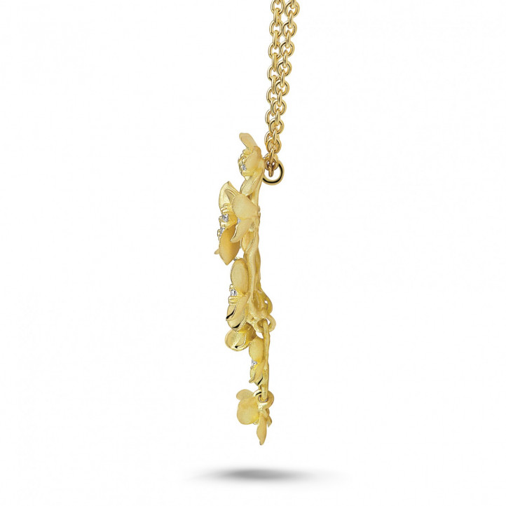 0.35 carats pendentif design fleurs en or jaune avec diamants