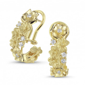 Bijoux de mariage - 0.50 carats boucles d’oreilles design fleurs en or jaune avec diamants