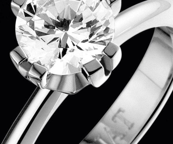 Une bague en or blanc ornée d'un diamant taille brillant, mettant en valeur l'élégance et la sophistication de son design