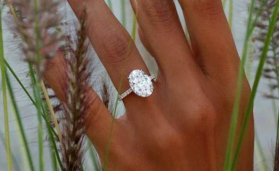 Pourquoi devrais-je acheter un diamant ovale ?