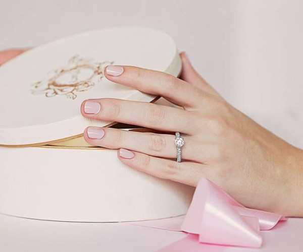 Pourquoi une bague en or blanc pour ses fiançailles ? 