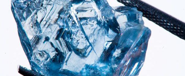 Comment est-ce qu’un diamant bleu obtient-il sa couleur ?