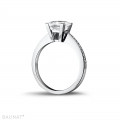2.00 carat bague solitaire en or blanc avec diamant princesse et diamants sur les côtés