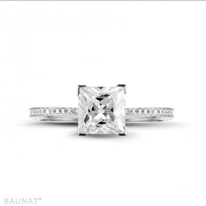 2.00 carat bague solitaire en or blanc avec diamant princesse et diamants sur les côtés