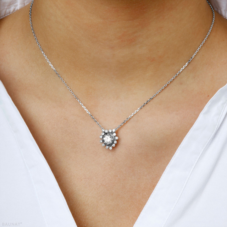 0.75 carat collier design fleur en or blanc avec diamants