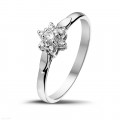 0.15 carat bague fleur en or blance et diamants