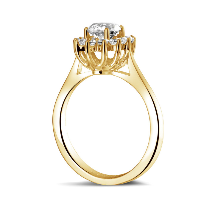 0.90 carat bague entourage en or jaune et diamant ovale