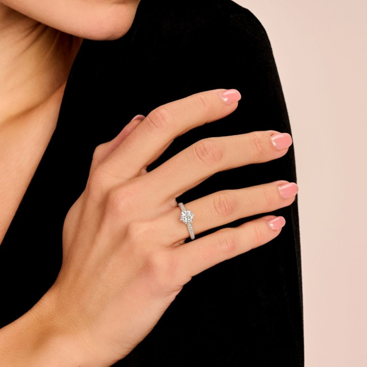 0.50克拉玫瑰金單鑽戒指- 戒托群鑲小鑽