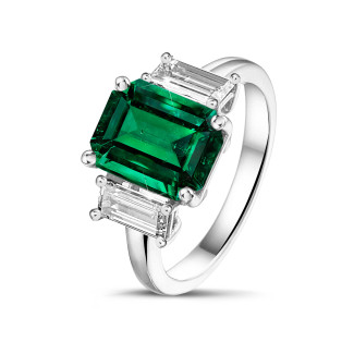 綠寶石戒指 - 白金三鑽戒指，鑲嵌一顆祖母綠和梯形切割鑽石