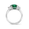 白金三鑽戒指，鑲嵌一顆祖母綠和梯形切割鑽石