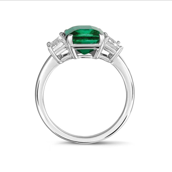 白金三鑽戒指，鑲嵌一顆祖母綠和梯形切割鑽石