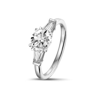 鑽石求婚戒指 - 1.00 克拉白金三鑽戒指，鑲嵌圓形鑽石和梯形鑽石