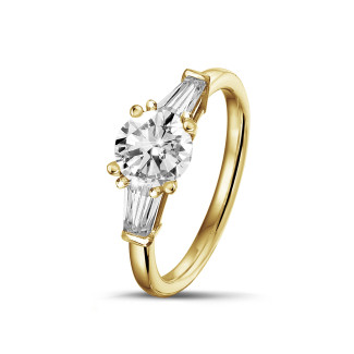 鑽石戒指 - 1.00 克拉黃金三鑽戒指，鑲嵌圓形鑽石和梯形鑽石