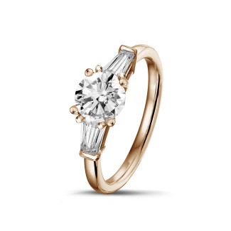 圓形鑽石戒指 - 1.00 克拉玫瑰金三鑽戒指，鑲嵌圓形鑽石和梯形鑽石