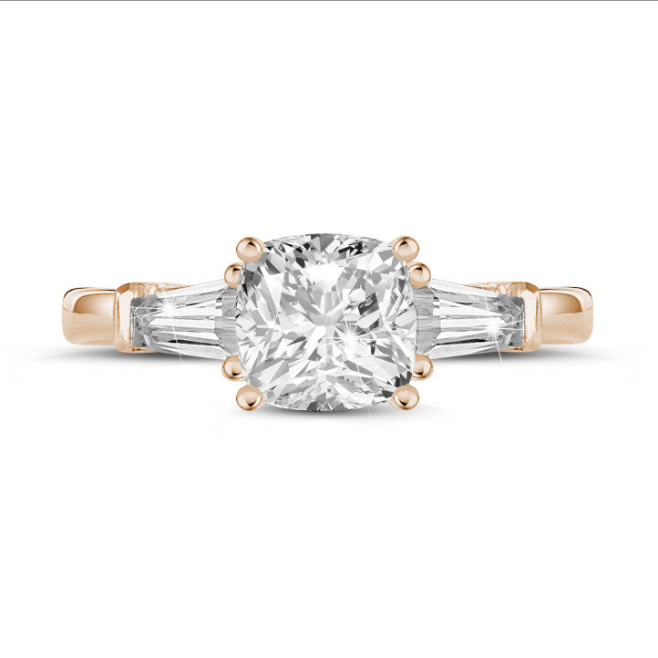 1.00 克拉玫瑰金三鑽戒指，鑲嵌枕形鑽石和梯形鑽石