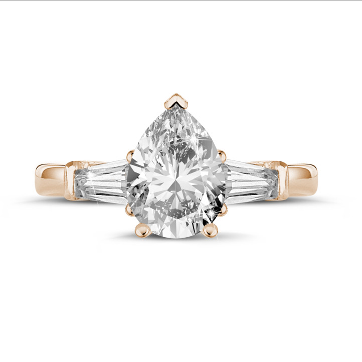 1.00 克拉玫瑰金三鑽戒指，鑲嵌梨形鑽石和梯形鑽石